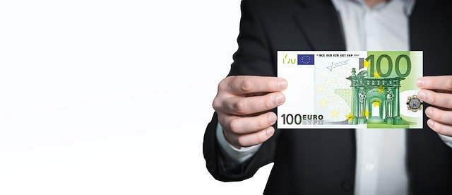 euro bankovka v ruce